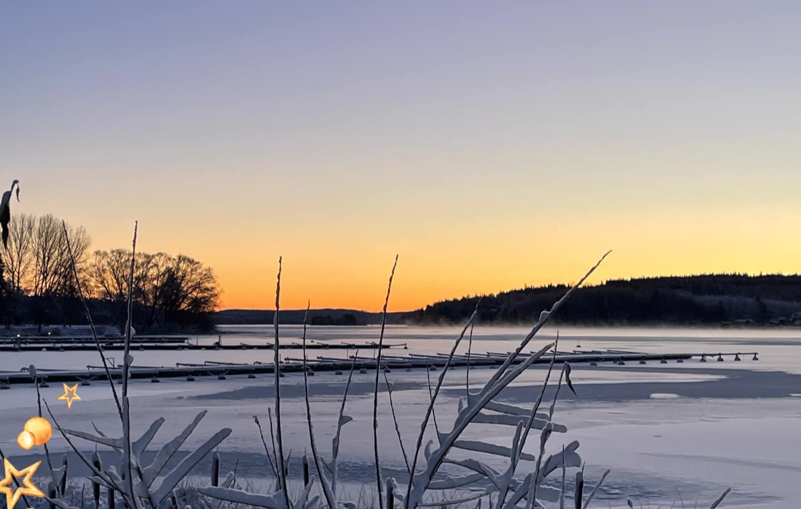 Solnedgång vid sjö