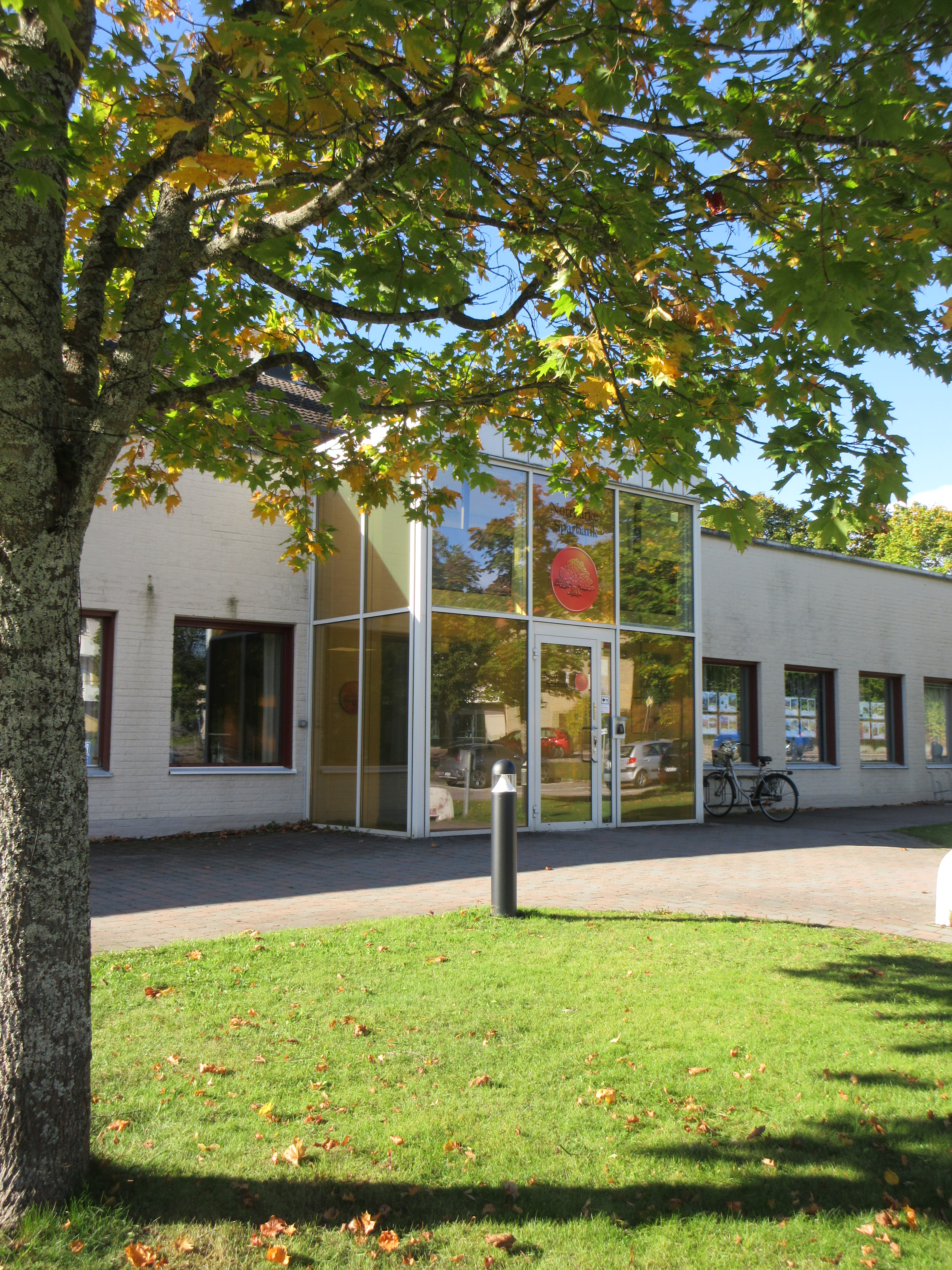 Entrén till Norrbärke Sparbank under hösten