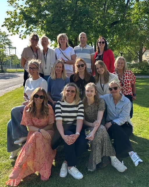 En gruppbild av Norrbärke Sparbanks personal sommaren 2025.