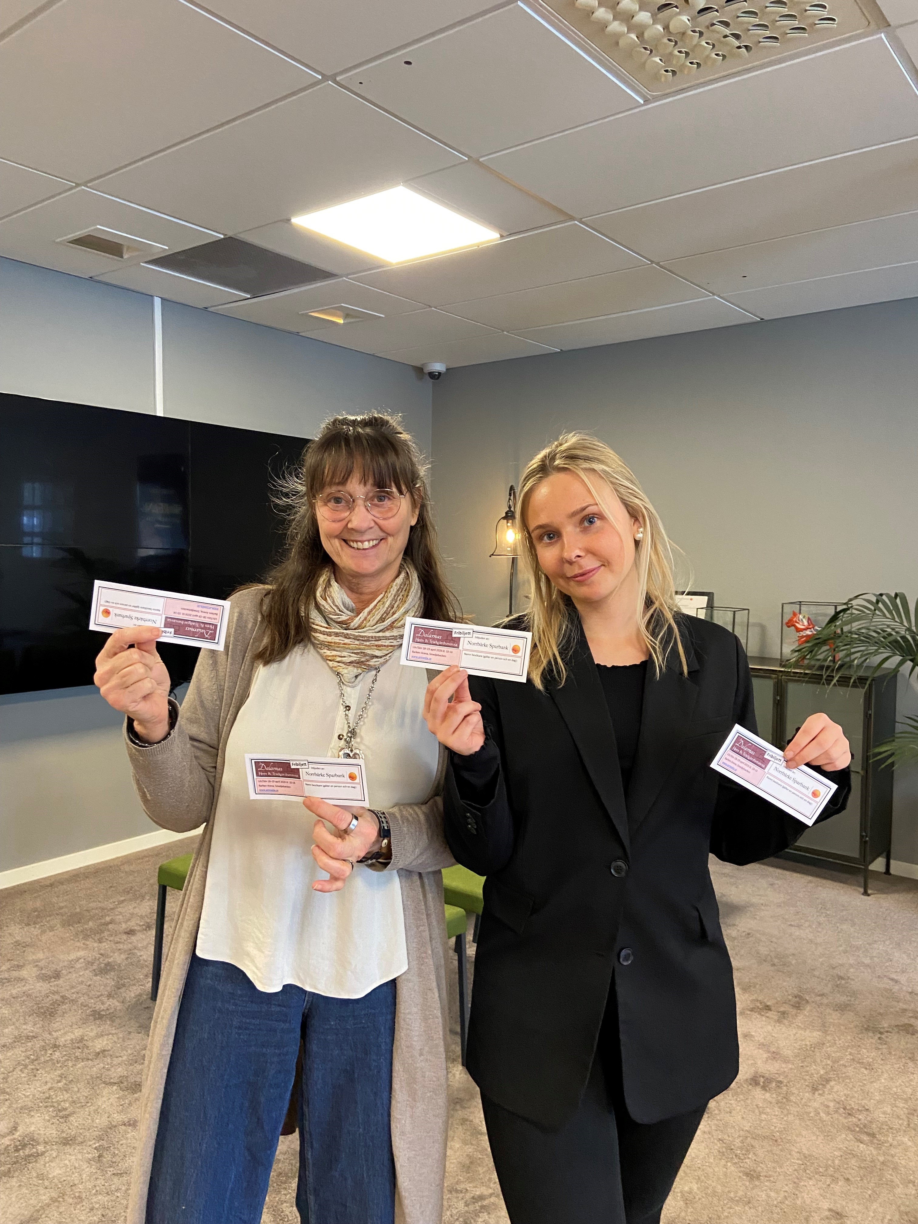 Personal som visar upp biljetter till Hem och Trädgårsmässan