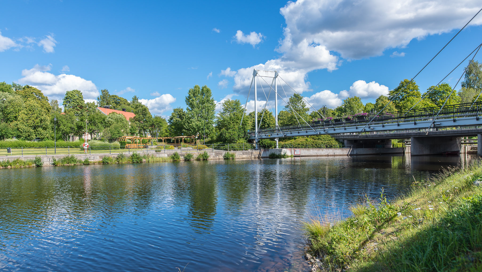 Bro vid vattnet i Smedjebacken