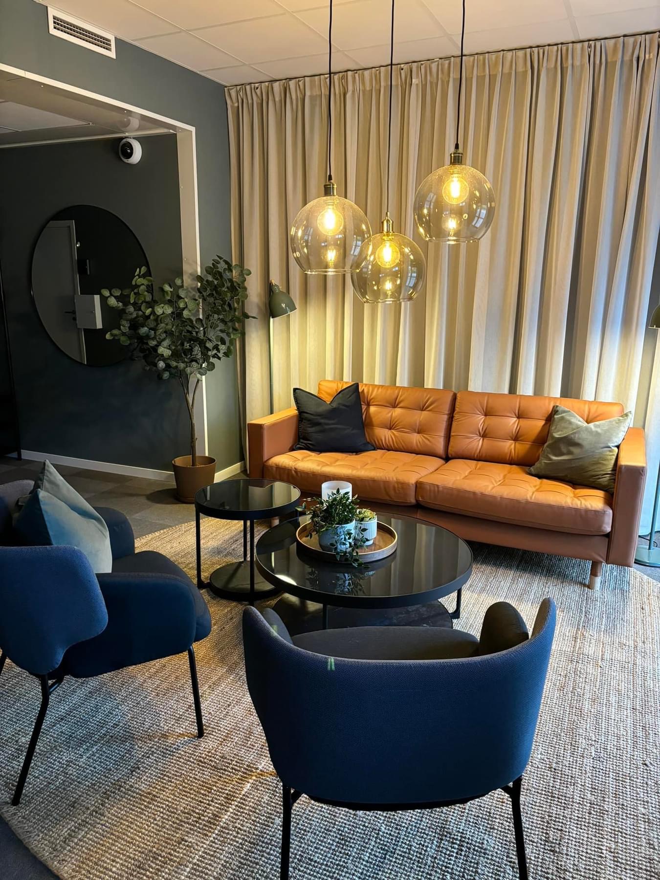 Bord och soffa vid nya mötesplatsen på Caralavägen 21.
