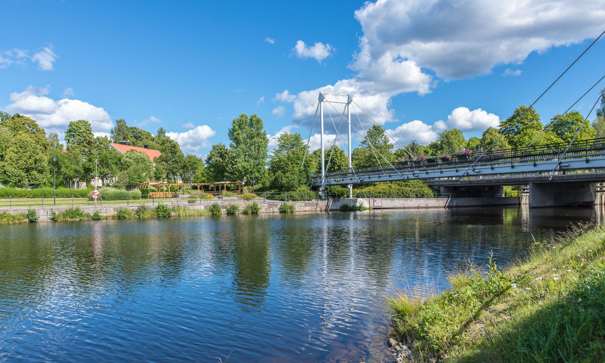 Bro vid vattnet i Smedjebacken